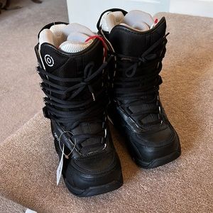 NWT Women’s Nitro Barrage Snowboard Boots - size 5.5